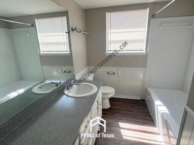 Building Photo - 10904 N Linn Ave