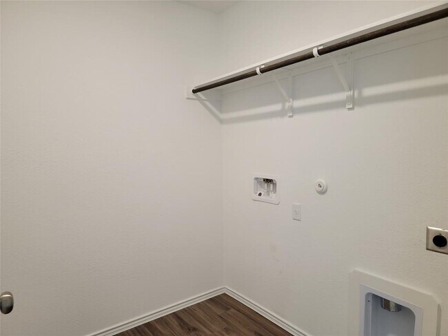 Building Photo - 105 Ulmus St