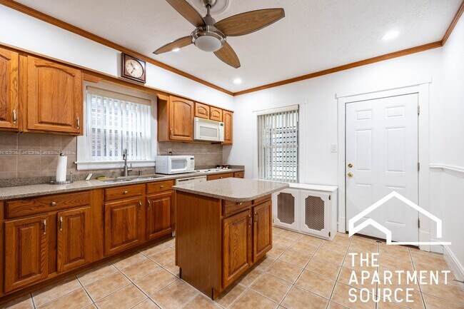 Building Photo - 2305 N Melvina Ave