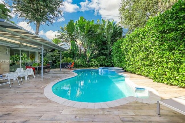 Building Photo - 0 Shore Dr W