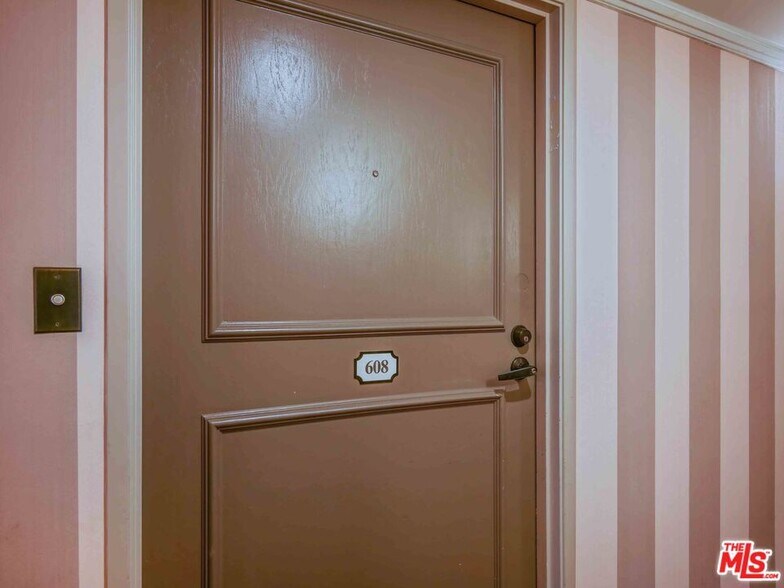 Building Photo - 10660 Wilshire Blvd