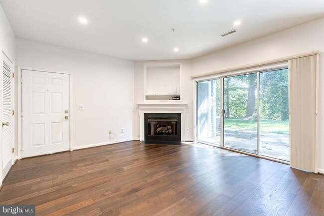 Building Photo - Beautifully updated 2 bed 2 bath patio-lev...
