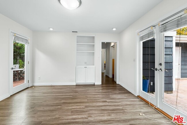 Building Photo - 8176 La Jolla Shores Dr