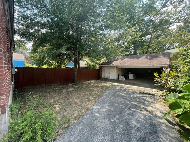 Building Photo - 1 bedroom duplex with washer and dryer