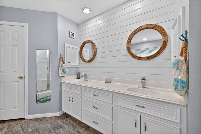 Building Photo - 1017 Pin Oak Dr