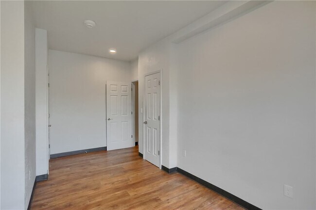 Building Photo - 526 Fallowfield Ave