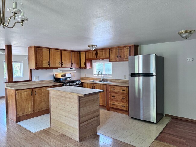Building Photo - Lovely Evergreen Home