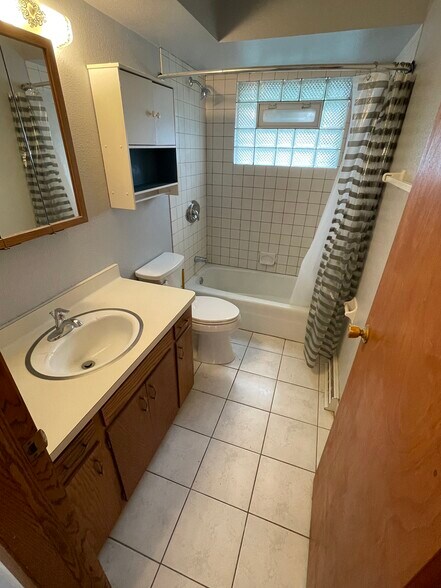 Building Photo - 1631 Highland Dr