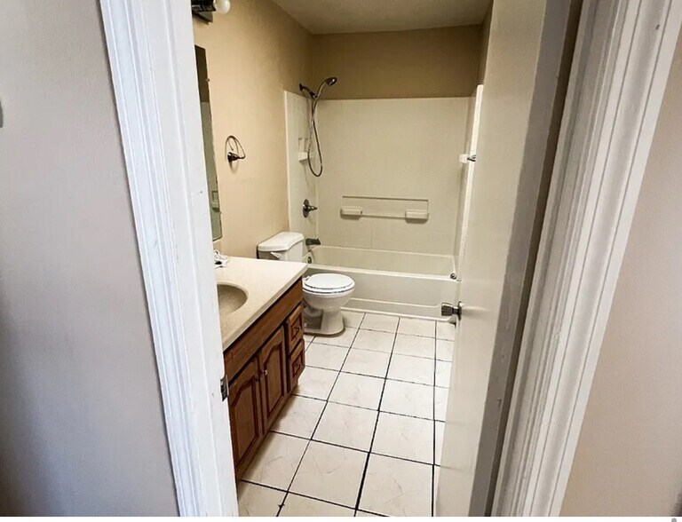 Building Photo - 706 W Alamo Dr