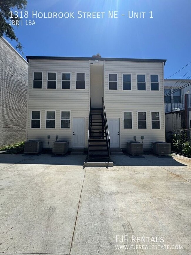 Building Photo - 1318 Holbrook St NE