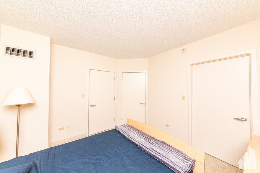 Building Photo - 222 N Columbus Dr