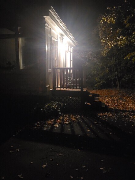 Dedicated side entrance - 16 Federal St