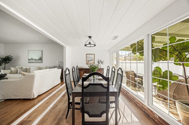 Building Photo - 2510 Santiago St