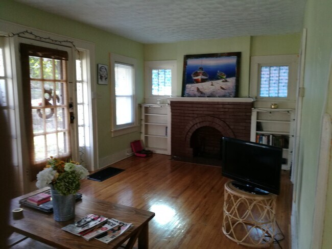 Living room - 1413 Ross St