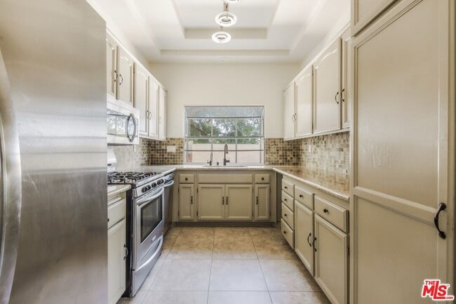 Building Photo - 3131 E Hillcrest Dr