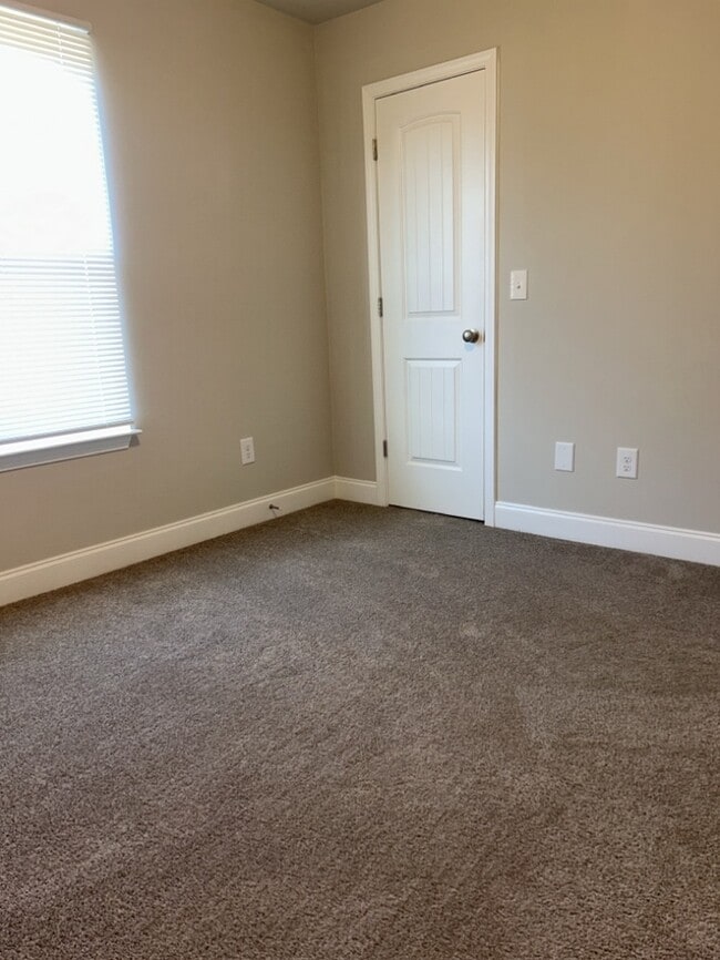 Building Photo - 2 Bedroom/1.5 bathroom