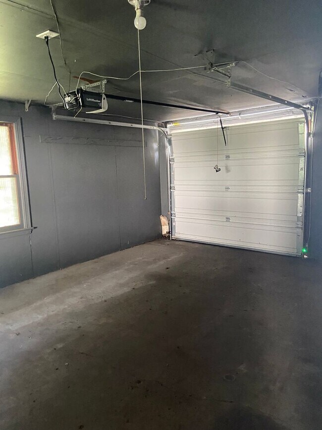 Building Photo - MOVE IN SPECIAL! 3 Bedroom Home with Huge Detached Garage!