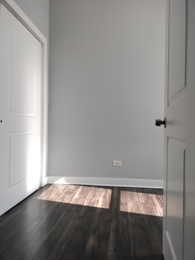 Building Photo - 1945 W 48th St