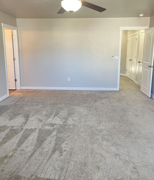 Building Photo - Beautiful 3 Bedroom Townhome in Bluffdale