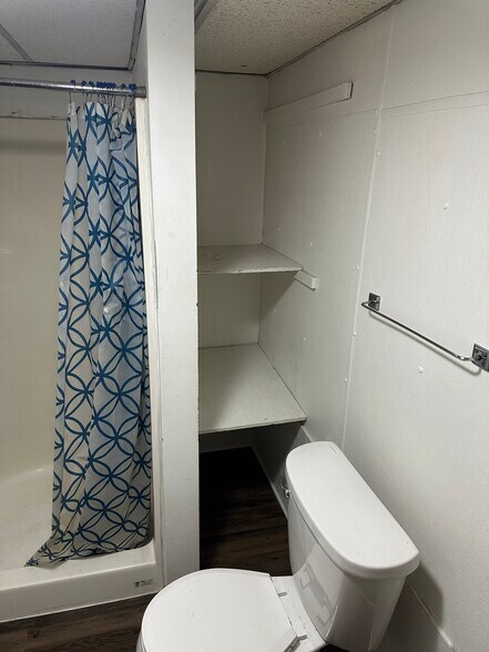 Building Photo - 305 W Railroad St