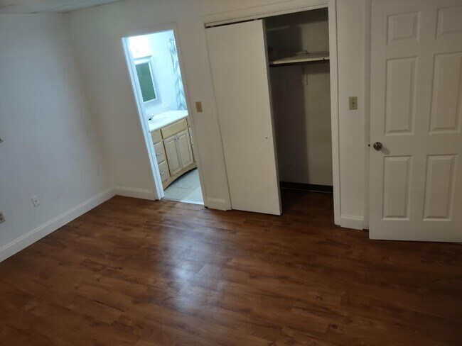 Building Photo - 890 Quadrilla St