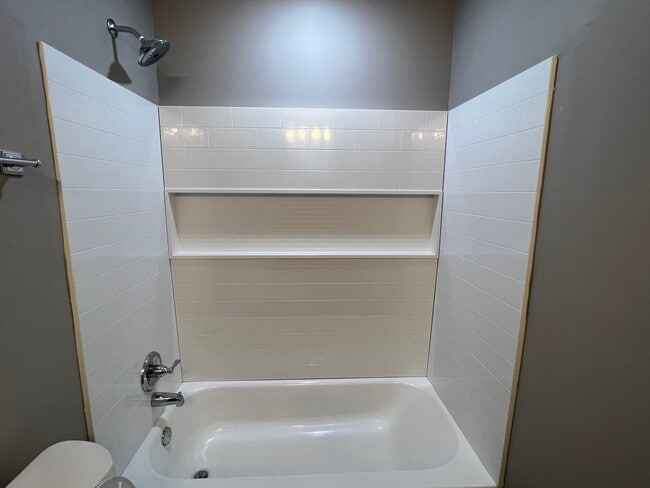 Master bathroom - 81 Arbor Cove Dr