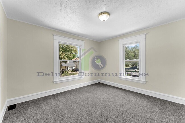 Building Photo - 3 Bedroom Eastown Home! AVAILABLE NOW!