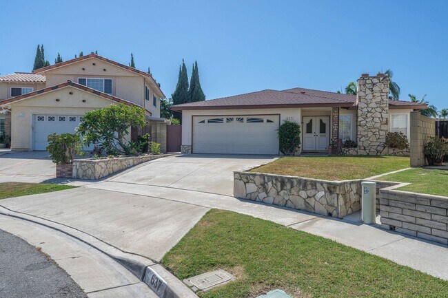 Building Photo - Spacious Single-Family Home with Yard!