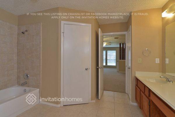 Building Photo - 5802 Longforest Dr