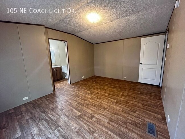 Building Photo - 105 Coachlight Dr