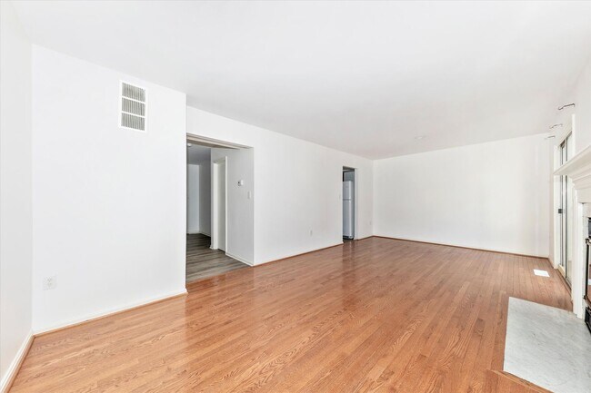 Building Photo - Churchill Town Rental