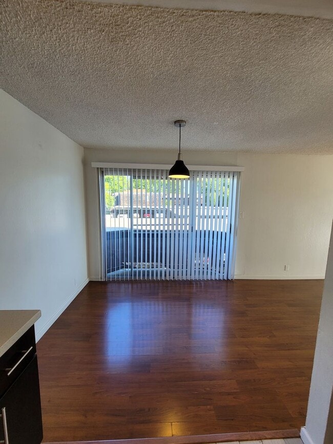 Building Photo - Spacious & Modern 1 Bedroom Condo