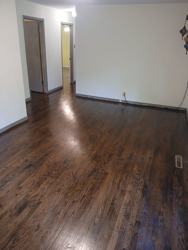 Building Photo - ASK about the MOVE IN SPECIAL! NO DEPOSIT!...
