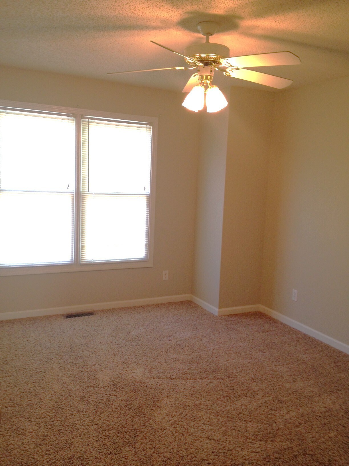 Building Photo - 823 Calvert Dr