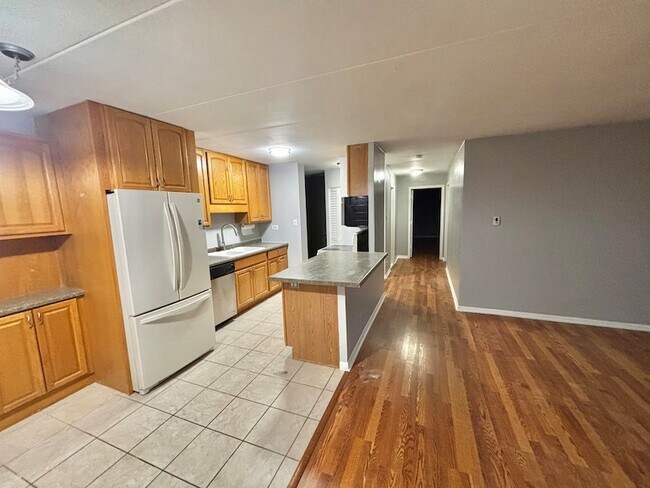 Building Photo - 18 E Old Willow Rd