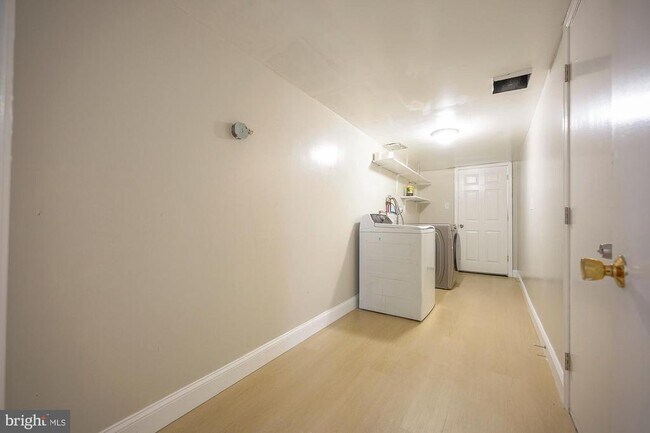 Building Photo - 701 Crestbrook Ave