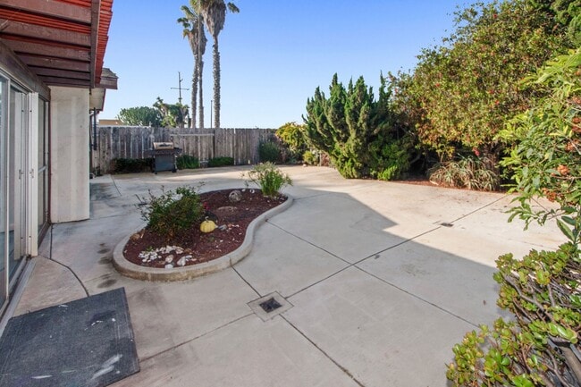 Building Photo - Available Now! Spacious 3BR, 2BA, 1,76sq.f...