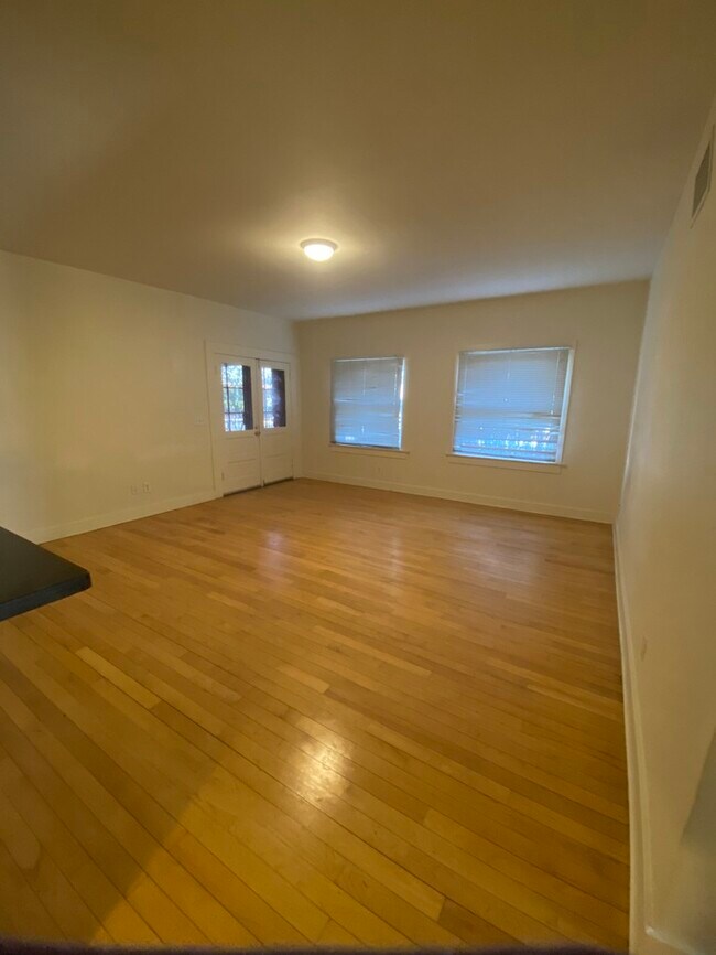 Building Photo - FOR RENT