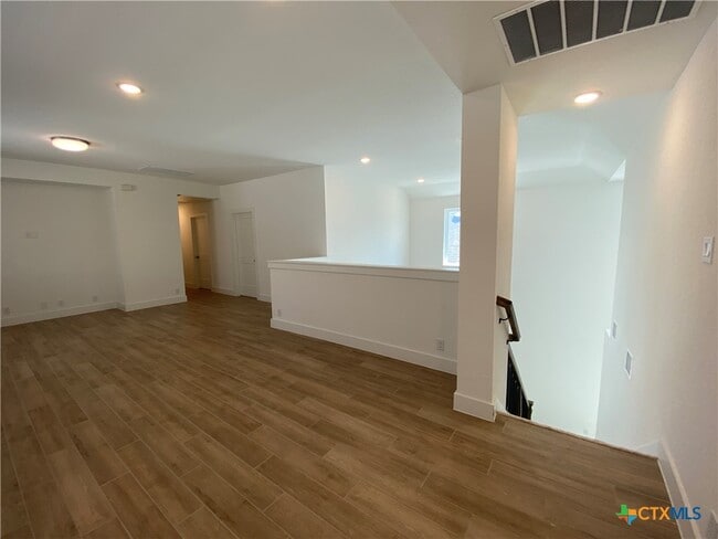 Building Photo - 1048 Easy Gruene