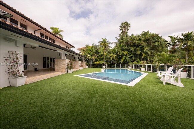 Building Photo - 7125 Los Pinos Blvd