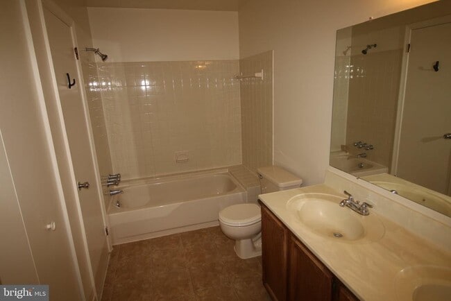 Building Photo - 2437 Norrington Dr