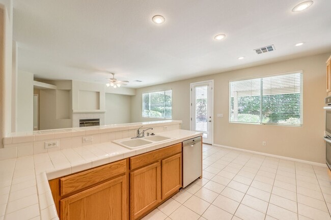Building Photo - single story / 3 car garage / 3 bedrooms / 3 baths