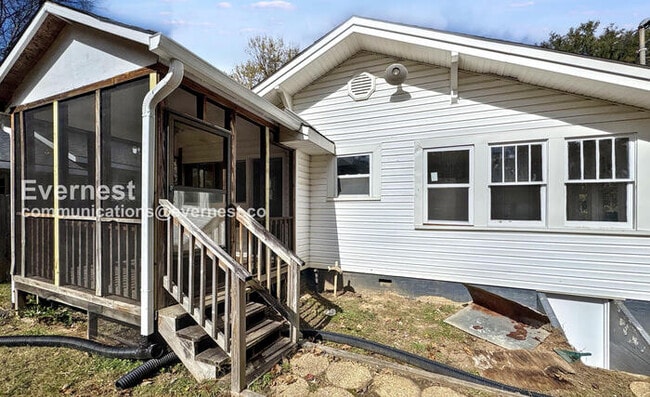 Building Photo - Limited Time Special Offer - Split your security deposit payment.  3 Bed/1 Bath Home with Fenced ...