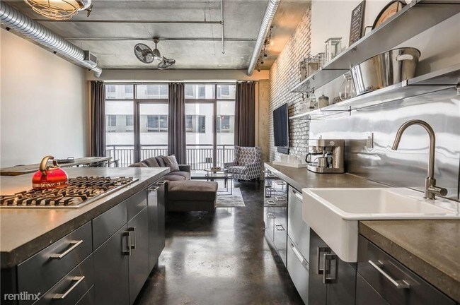 Building Photo - 1 br, 1 bath Apartment - 311 W 5th St