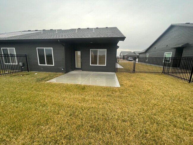 Building Photo - 16277/79 Ike Ct