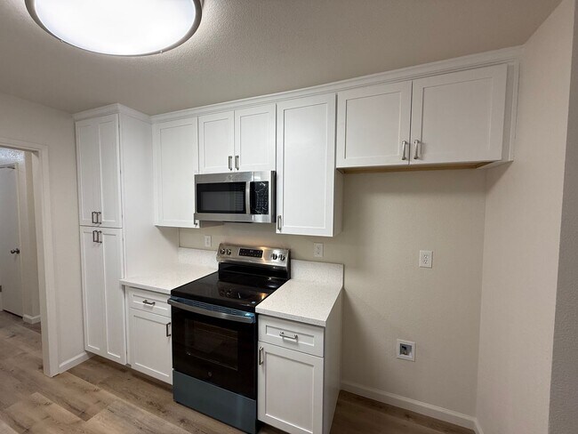 Building Photo - Fully remodeled single story located in Lakewood School District!