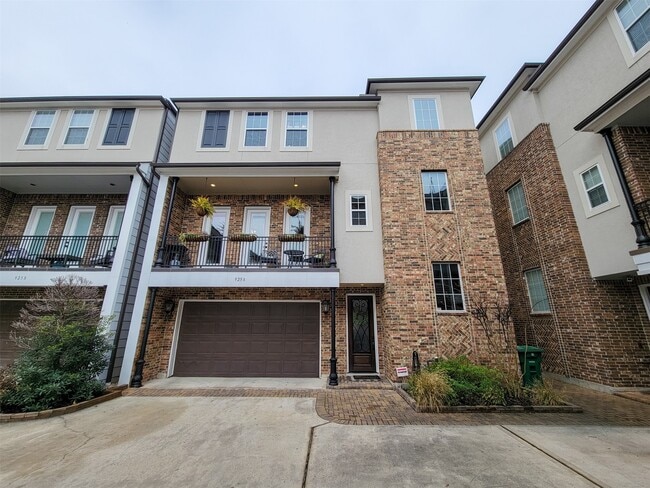 Building Photo - 925 W 19th St