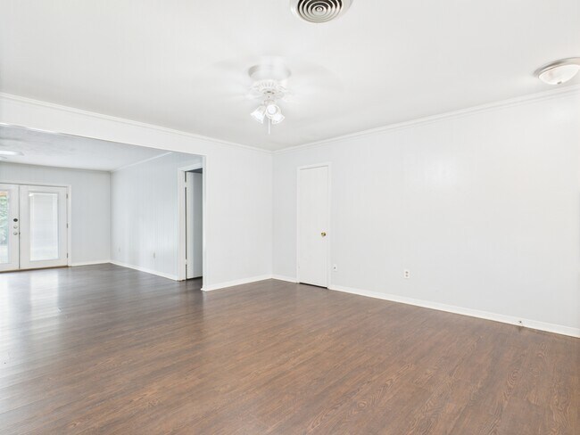 Building Photo - 1402 Village Dr