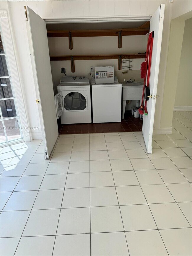 Building Photo - 9110 SW 9th Terrace