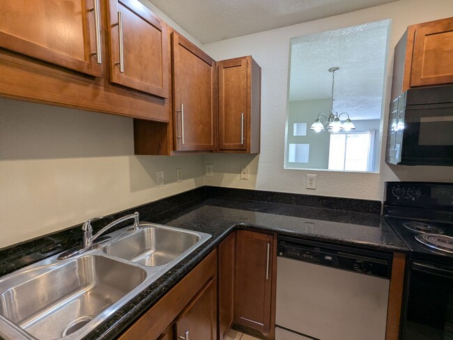 Building Photo - First Floor 1 Bedroom, 1 Bathroom Condo in...